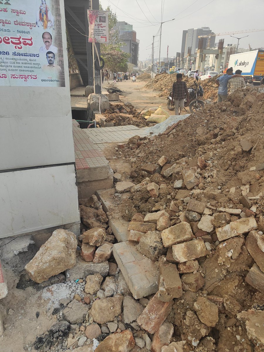 sejaxis's tweet photo. @Jointcptraffic @blrcitytraffic @kghallitrfps with Nagawara main road closed one way those of us living on that road have no access for school buses. Kids dropped at the walkbridge near the orr junction but this is the state when they come down. https://t.co/mrjrG7aopB