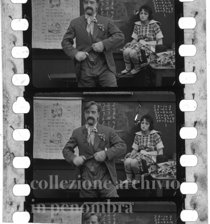 inpenombra's tweet photo. Ore 10 lezione di cinema #nitratefilm #silentfilm https://t.co/BgDZdNJTwz