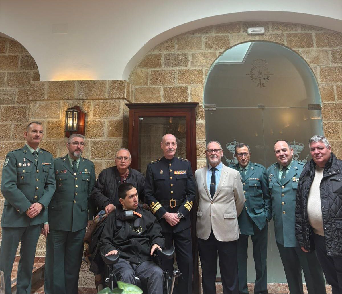 RAGCEasociados's tweet photo. El pintor @JOSEMAN66556311 y #RAGCE inauguran la exposición “Valientes por Tierra y por Mar” en el Tercio de Armada.
Desde la Asociacion se valora positivamente este tipo de iniciativas que fortalecen los lazos entre instituciones.
@Defensagob
@guardiacivil
#SiempreGuardiaCivil https://t.co/7Ox9JuoW4e