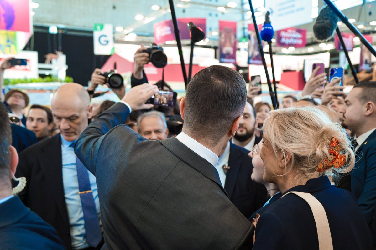 MLP_officiel's tweet photo. C’est toujours un immense bonheur pour moi d’être au Salon de l’agriculture, au soutien de nos agriculteurs, de nos producteurs, et de nos éleveurs, qui tiennent notre pays à bout de bras. 

Vous pouvez compter sur nous pour vous défendre, et vous soutenir ! 🇫🇷 https://t.co/WvskFKxVEu