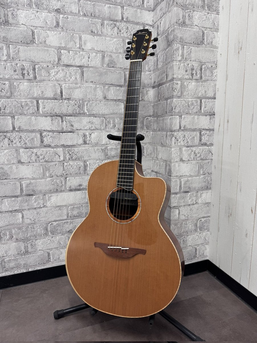 2ndgkkkn's tweet photo. 【御茶ノ水店】

ー入荷情報ー
Lowden / FC-50C

Lowdenの"最上位"グレード「FC-50C」が入荷しました！！！

トップにはシダー、S&amp;Bには希少材キューバマホガニーを採用。レスポンスが早く、柔らかな音が特徴的。

お探しだった方もそうでない方も、一度お試し頂きたい一本です😉👍 https://t.co/r5LBSxaupk