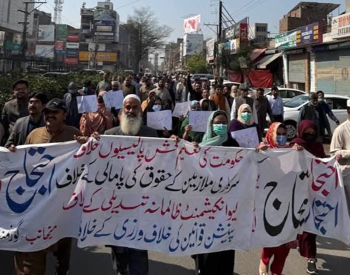 سرکاری ملازمین، مہنگائی کے طوفان میں پس رہے ہیں۔ تنخواہوں میں حقیقی اضافہ نہ ہونے کے برابر، پنشن اصلاحات کے نام پر غیر یقینی مستقبل، سروس اسٹرکچر میں رکاوٹیں، پروموشنز میں تاخیر اور الاؤنسز کی عدم ادائیگی، یہ سب ملازم کش پالیسیوں کا تسلسل ہے۔