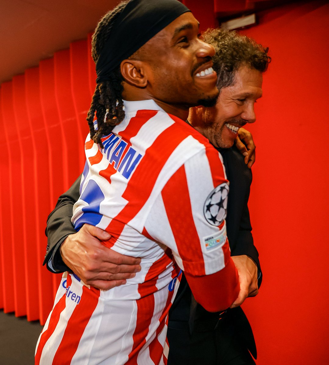 🗣️Simeone comenta algo sobre un aspecto del juego de Lookman en el que están trabajando, para que el jugador crezca.

👊🏼 Hostias al Cholo

🪑 Simeone deja en el banquillo a Lookman.

👊🏼 Hostias al Cholo

Y DESPUÉS DEL PARTIDO:

🫂 Lookman y el Cholo