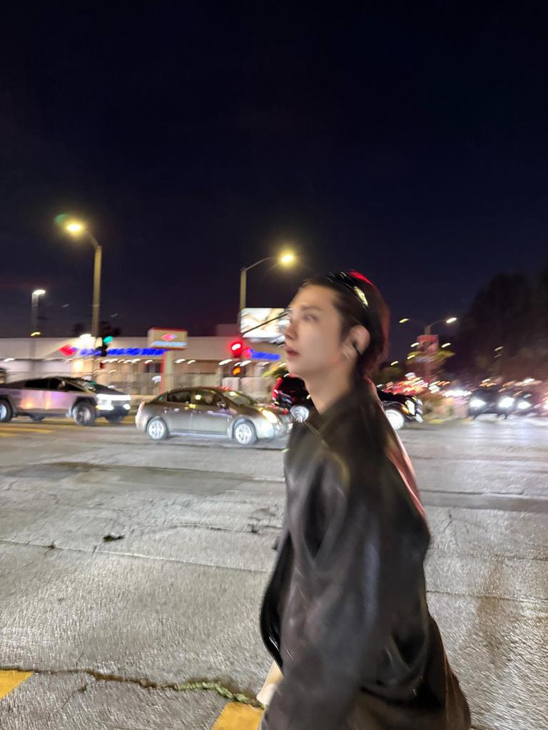 Om-om sekarang emang sukanya foto ngeblur begini ya