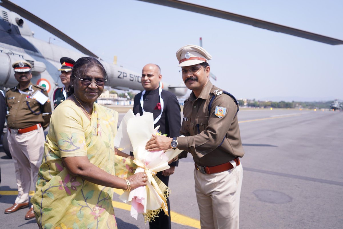 Jsr_police's tweet photo. महामहिम राष्ट्रपति महोदया के पूर्वी सिंहभूम,जमशेदपुर आगमन पर सोनारी एयरपोर्ट में वरीय पुलिस अधीक्षक, श्री पीयुष पाण्डेय द्वारा पुष्पगुच्छ भेंट कर माननीय महोदया का अभिनंदन किया गया । @JharkhandPolice @JharkhandCMO @Michaelraj_ips @DIGKOLHAN https://t.co/uaQusSBHcT