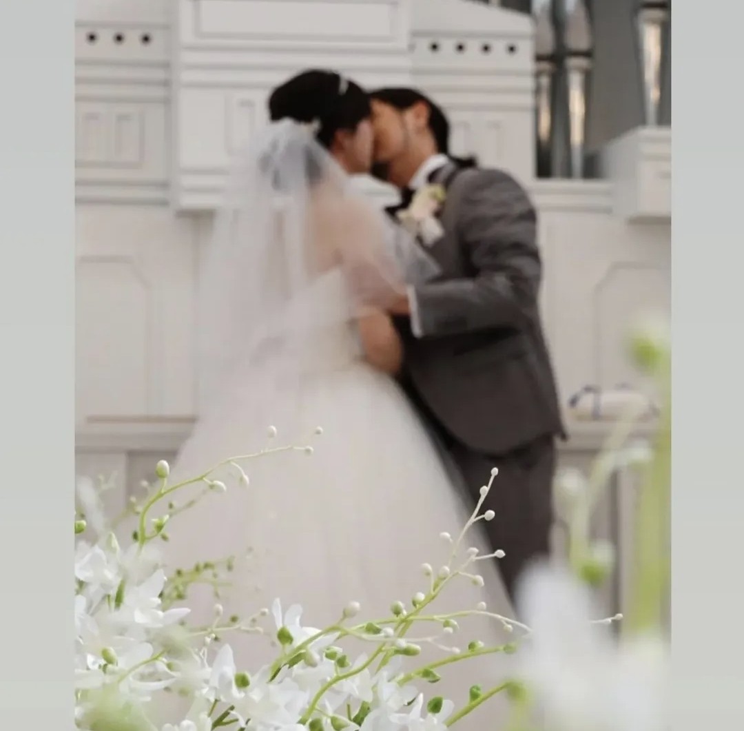 rock_feeld's tweet photo. 、

三日前の　結婚式。

、

写真は　そこそこ だが、

動画が　150枚‼️‼️‼️　送られて来た。

、

ひとり息子の　わたしら　家族に、

娘  👧　が　でけました。

、

倅には　勿体ないくらいの

可愛らしい　娘。　👧

いや、

義娘　👧　綺麗かった。　

、

、

父ちゃんは、　嬉しいぞ。 https://t.co/1f8M7lYBb3
