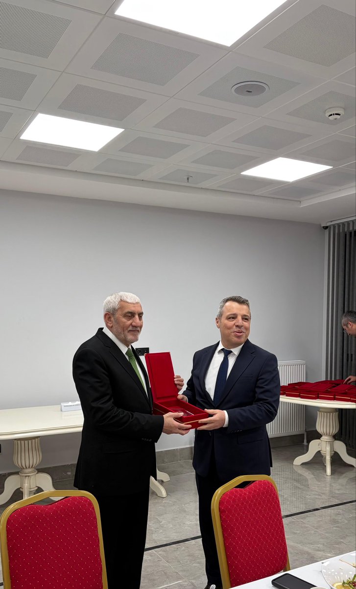 Samsun_Cevre's tweet photo. Yıllarca kurumumuza verdikleri emek ve katkılar için kendilerine teşekkür edilerek İl Müdürümüz Tevfik AKÇAY tarafından emekli arkadaşlarımıza plaket takdim edildi. https://t.co/oGYzpgEE3S