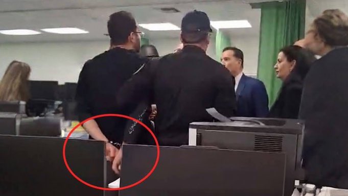 Ο Ζιαζιάς με χειροπέδες την ώρα που ο υπουργός ουρλιάζει στη μούρη του. 

Υπάρχει μεγαλύτερος αλήτης από τον Αδωνι ;