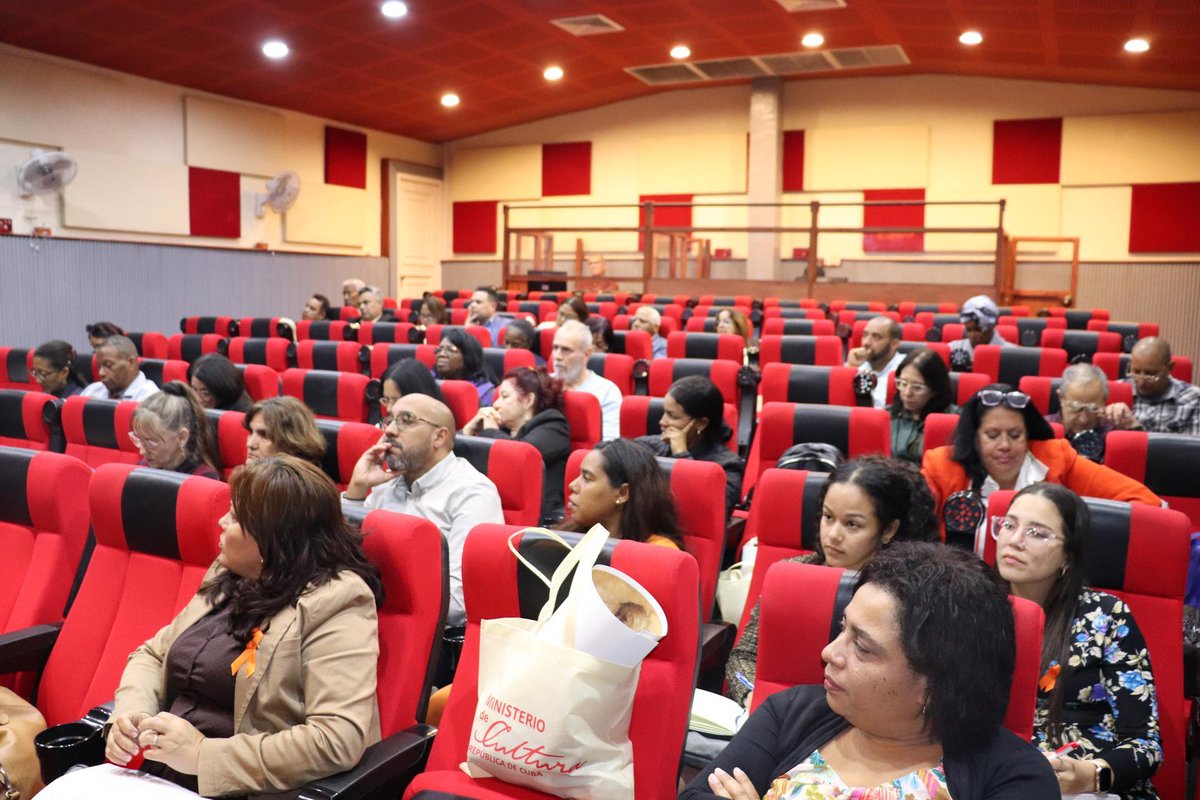 Minjus_Cuba's tweet photo. 🇨🇺🌿| Este miércoles se celebró la reunión mensual con los directores jurídicos de los Organismos de la Administración Central del Estado (#OACE), presidida por la ministra de Justicia, @RosyCubaMINJUS junto al ministro de Cultura, @AlpidioAlonsoG
🗣️ #MinjusConTodos 🇨🇺
👇 https://t.co/9H5FKFRiPz