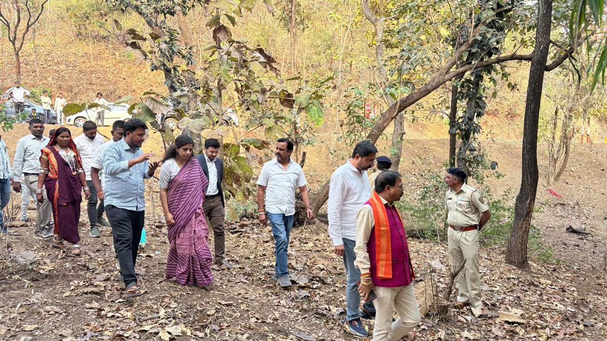 DC_Nandurbar's tweet photo. लेघापाणी येथे सामूह��क वनहक्क क्षेत्रात महिलांच्या नेतृत्वाखाली शाश्वत बांबू व्यवस्थापनाचा ऐतिहासिक प्रारंभ. जिल्हाधिकारी डॉ. मित्ताली सेठी यांच्या उपस्थितीत उपक्रमाचा शुभारंभ. रोजगार, मूल्यवर्धन व स्थानिक अर्थव्यवस्थेला नवे बळ. https://t.co/ul3iaLr9Tx