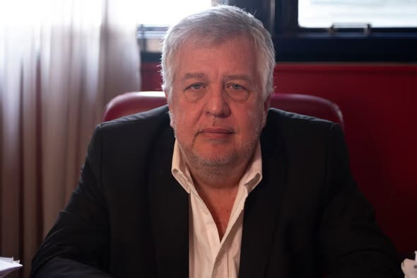 danyopinion's tweet photo. ACUSAN AL GOBERNADOR RICARDO QUINTELA
#INSTIGACION A COMETER DELITOS
#INTIMIDACION PUBLICA
#INCITACION A LA VIOLENCIA COLECTIVA
#APOLOGIA DEL CRIMEN.
Ademas pedirían la indagatoria del mandatario riojano.
El fiscal federal Carlos Stornelli denunció este miércoles al gobernador de La Rioja, Ricardo Quintela, por las declaraciones que realizó en un programa de radio en las que afirmó que el gobierno de Javier Milei “no puede llegar hasta el 10 de diciembre del 2027” y sostuvo que “hay sacrificios que valen la pena” al evocar la crisis de 2001. La presentación quedó radicada en los tribunales federales de Comodoro Py y apunta a que se investigue la posible comisión de delitos como el de la incitación a la violencia colectiva y la amenaza de sedición.
En el escrito de 4 páginas, el titular de la Fiscalía Nacional en lo Criminal y Correccional N° 4 relató que tomó conocimiento “en razón de haber tomado estado público” de los hechos y promovió la denuncia judicial “a fin de que mediante la pertinente instrucción sumarial sea investigado y, de acreditarse su materialidad, se deslinde la responsabilidad penal que pudiera corresponder”.
Según la presentación del fiscal, este martes 23 de febrero Quintela “habría exteriorizado diversas manifestaciones públicas que, prima facie, podrían ser susceptibles de adecuación típica en figuras vinculadas a la incitación a la violencia colectiva, la eventual instigación a cometer delitos y la posible afectación del orden constitucional, entre otros, adquiriendo mayor trascendencias y gravedad institucional por tratarse de un funcionario público en ejercicio de altas responsabilidades”. Los dichos a los que se refirió Stornelli fueron realizados en el programa “Mañana Sylvestre”, conducido por el periodista Gustavo Sylvestre y emitido por Radio 10.
“...eso lo he planteado a mis colegas gobernadores y a los tres que conducen la CGT, que estaban acompañados por Héctor Daer y por el secretario general de UPCN, Andrés Rodríguez. Estábamos todos juntos y yo le planteé esto, tenemos que tomar decisiones, fuertes decisiones. Me dijeron: Sí, bueno, pero acordate, digo, en el año 2001 tomamos decisiones y avanzamos en la reconstrucción de un país que estaba destruido, con el que se vayan todos. Sí, tuvimos 36 compañeros muertos, es cierto, 39 compañeros muertos, ciudadanos argentinos muertos, es cierto, es cierto, pero hay sacrificios que valen la pena, porque si no vamos a tener un genocidio social enorme, como lo estamos teniendo (...) este gobierno no puede llegar hasta el 10 de diciembre del 2027, si llegamos así llegamos con un país totalmente destruido, entregado, guarda, guarda...”.
Para Stornelli, esas expresiones implican una “comparación explícita con los hechos ocurridos en el año 2001” y una alusión a la eventual necesidad de adoptar “fuertes decisiones”, “incluso frente a la posibilidad de víctimas fatales”, con “proyección sobre la coyuntura presente”.
En el apartado de calificación legal, el denunciante indicó que el hecho podría encuadrar bajo los delitos previstos en los artículos 209 (instigación a cometer delitos), 211 (intimidación pública), 212 (incitación a la violencia colectiva), 213 (apología del crimen) y 226 bis (amenaza de sedición) del Código Penal.
Ricardo Quintela advirtió que el Gobierno no puede llegar así a diciembre de 2027
Además, solicitó que se incorporen como prueba “un fragmento del programa ‘Mañana Sylvestre’ (...), correspondiente al día del 23 de febrero del corriente año; como así también un recorte del mismo programa el cual fuera publicado en la red social X (...)”, y que se adopten “las medidas urgentes del caso para la debida preservación de los registros audiovisuales mencionados precedentemente”.
También pidió que, en su oportunidad, “reciba V.S. declaración indagatoria a Ricardo Clemente Quintela, en los términos del art. 294 del Código Procesal Penal de la Nación".
El expediente ahora deberá ser sorteado para determinar qué juzgado federal intervendrá y resolver si corresponde impulsar o no la investigación solicitada por el Ministerio Público Fiscal.