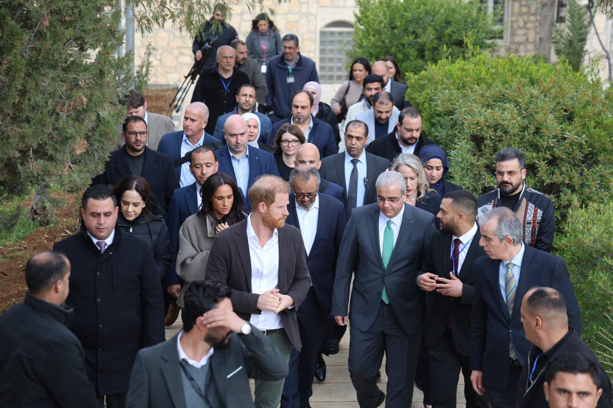 mohgovjordan's tweet photo. البدور يصطحب الأميران هاري وميغان ومدير منظمة الصحة العالمية في جولة داخل مركز علاج الإدمان.

https://t.co/jpOu7jtmpF https://t.co/G2mPxTfxsb