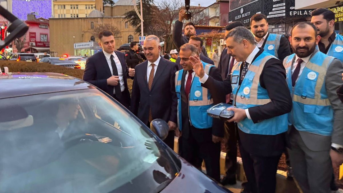 İçişleri Bakanı Çiftçi AKP Gençlik Kolları yeleği giydi, Çorum da iftarlık dağıttı.
Şimdi bu Bakandan güvenlik, Adalet, Hukuk mu bekleyeceğiz?
Mustafa Çiftçi Bakan olana kadar, AKP Çorum il başkanı olsaydın.
<a href="/TC_icisleri/">T.C. İçişleri Bakanlığı</a>