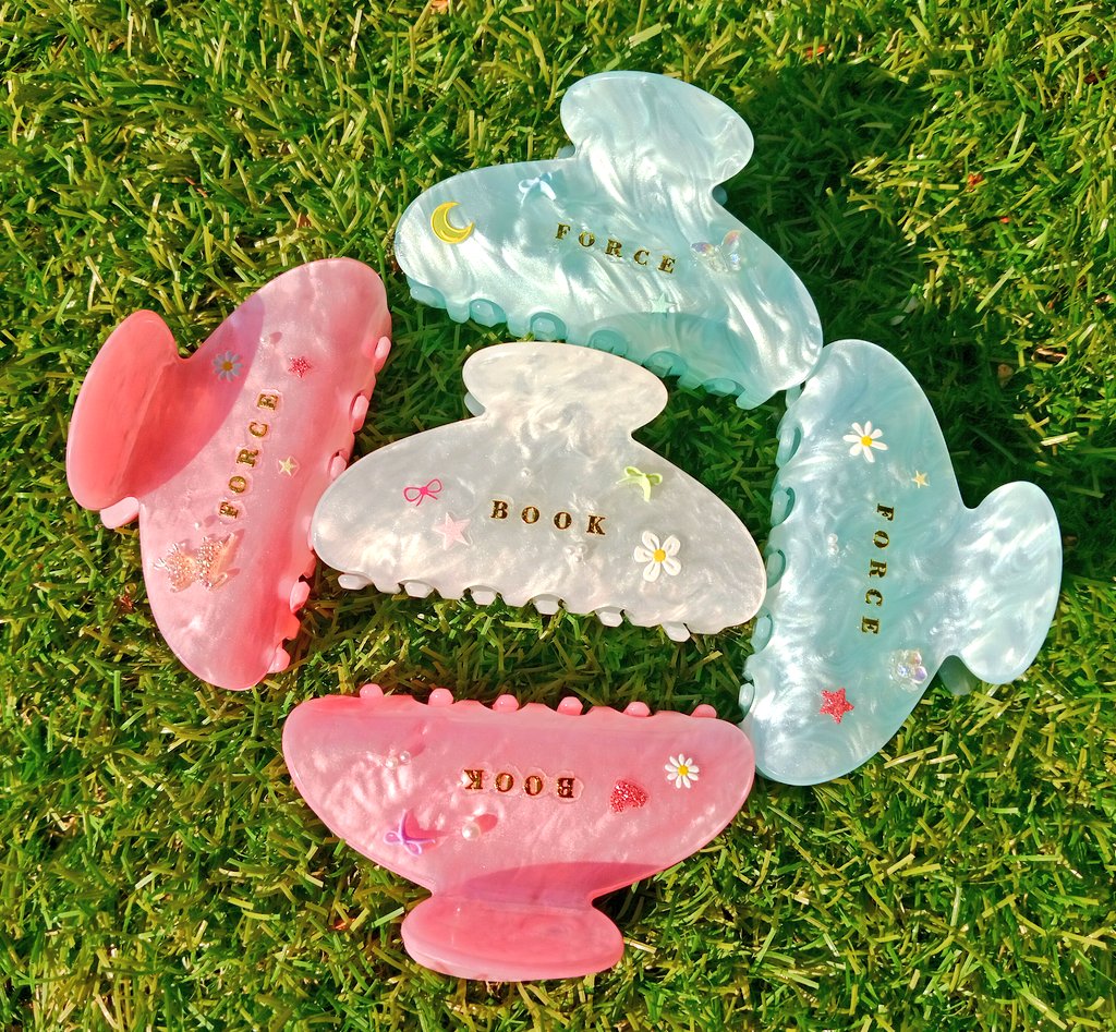 Giveaway แฟนคอนเสร็จแล้ว ชุดก็มีแล้วเหลือบัตร🤣🎟️
วันที่ 28 ขอให้ทุกคนได้บัตรตามที่หวังนะคะ ส่วนบัตรดอยเป็นของเรานะทุกคนไม่ต้องแย่งเรา วันที่ 4 เมษา ใครจำกันได้ก็อย่าลืมมารับน้องไปนะคะ เราทำเองไม่สวยมากแต่ว่าตั้งใจสุดๆ ☺️💚🦊🍅

#ForceBookFancon 
#forcebook #ฟอสบุ๊ค