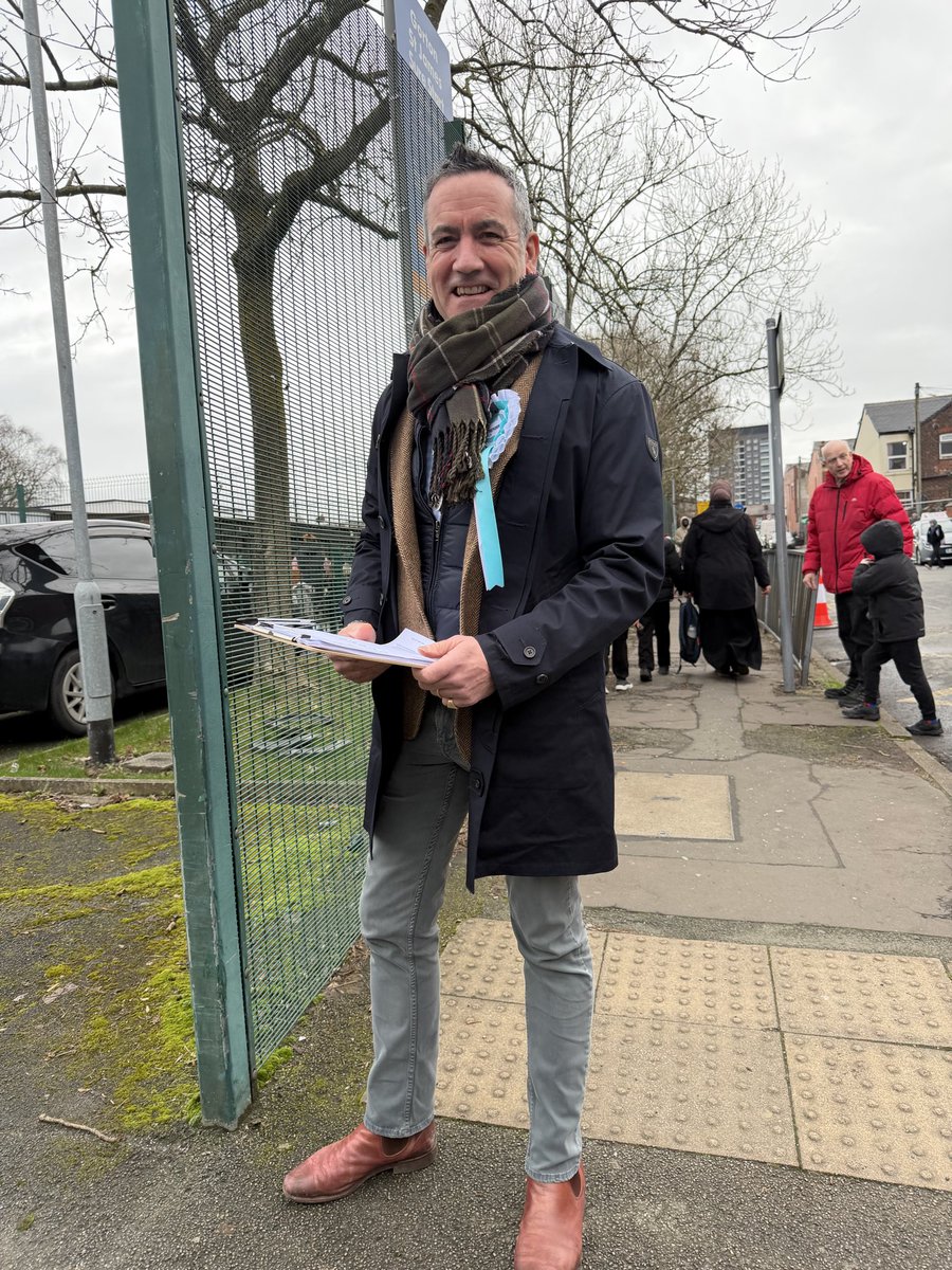 bruceysk's tweet photo. All hands to the pump today in #GortonDentonByElection - great candidate in @GoodwinMJ @reformparty_uk supporters from across the uk here #teamworkmakesthedreamwork 👏👏👏 https://t.co/YWqtHdmOdf
