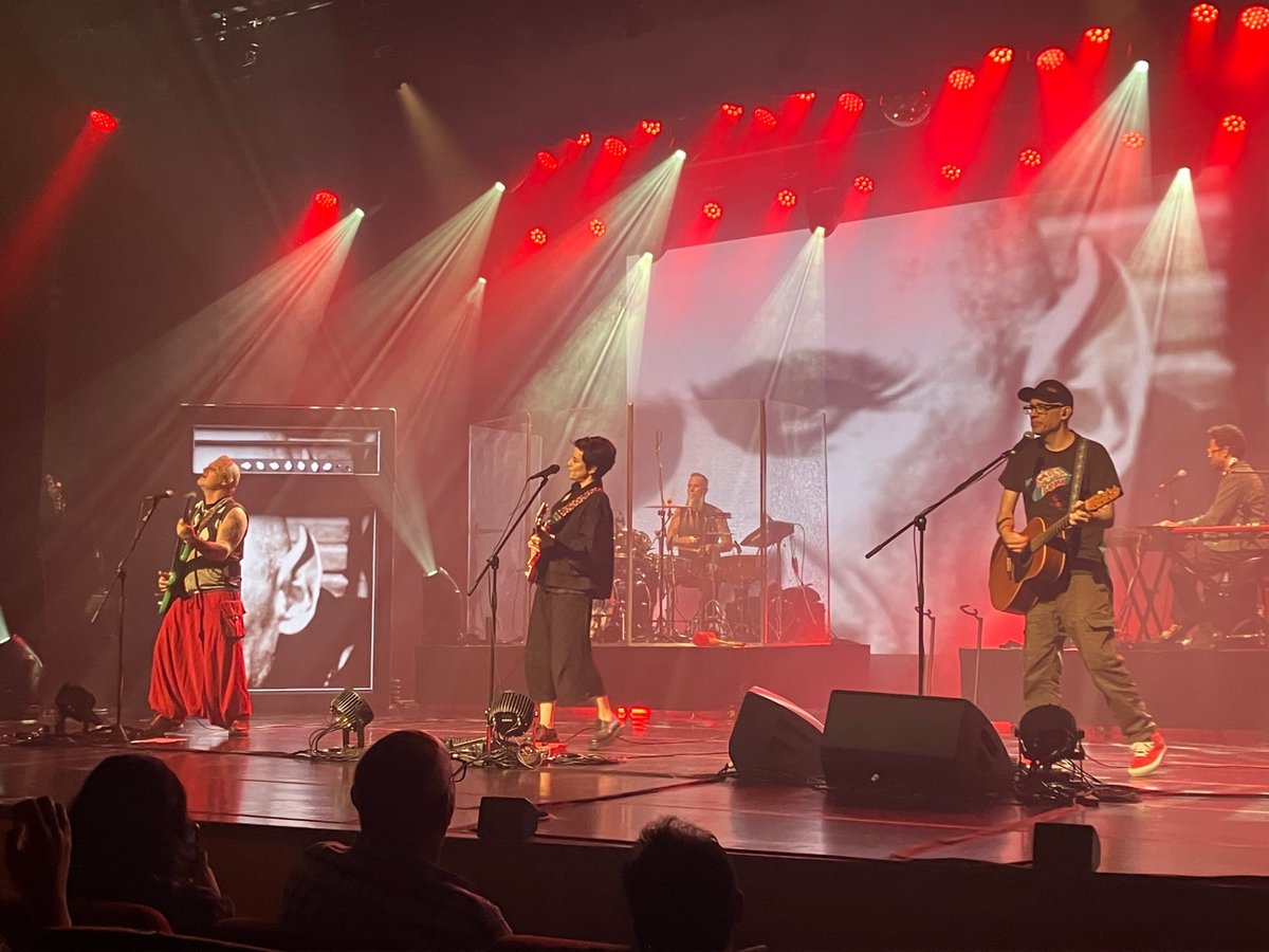 Una serata alternativa a Sanremo, al SESC 14bis di San Paolo del Brasile in compagnia di <a href="/patofu/">Pato Fu</a> e della loro musica. W Fernanda, John e Xande in foto e, non nella foto, Ricardo e Richard.
Ascoltateli, perché sono bravissimi musicisti e belle persone. #massimorispetto