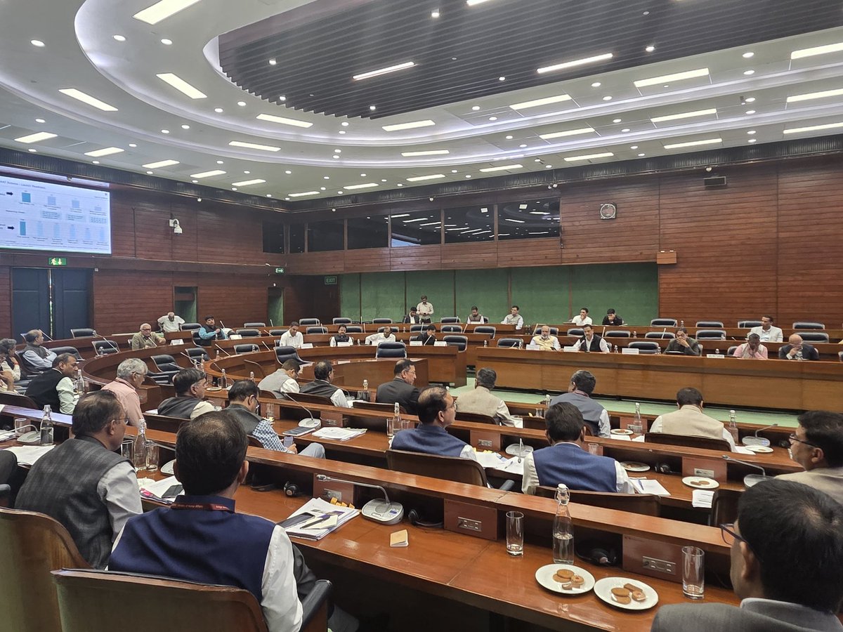 bjpanilfirojiya's tweet image. आज संसद भवन के संसदीय सौध में परिवहन पर्यटन एवं संस्कृति संबंधी समिति की बैठक में सम्मिलित हुआ और सचिव सड़क परिवहन एवं  राजमार्ग मंत्रालय एवं अध्यक्ष भारतीय राष्ट्रीय राजमार्ग प्राधिकरण के साथ बैठक कर रोपवे उज्जैन के लिए बात हुई एवं!

#sansad #parivahan #rood #national