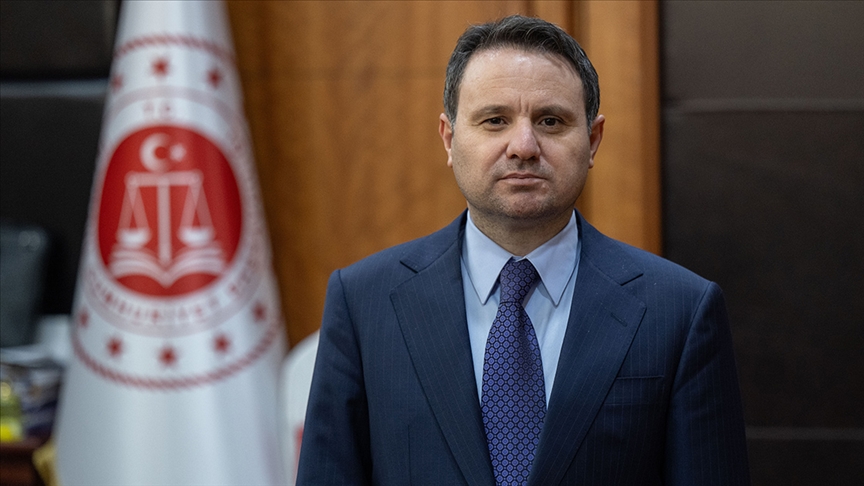 ❝Yasa dışı bahis, sanal kumar konusunda mücadele kararlılığımız sonuna kadar devam edecek. İnsanların bu illetten kurtulması lazım. Bizim bataklığı kurutmamız lazım❞

Adalet Bakanı Akın Gürlek, katıldığı bir TV programında gündeme dair soruları yanıtladı

— Futbolun temiz