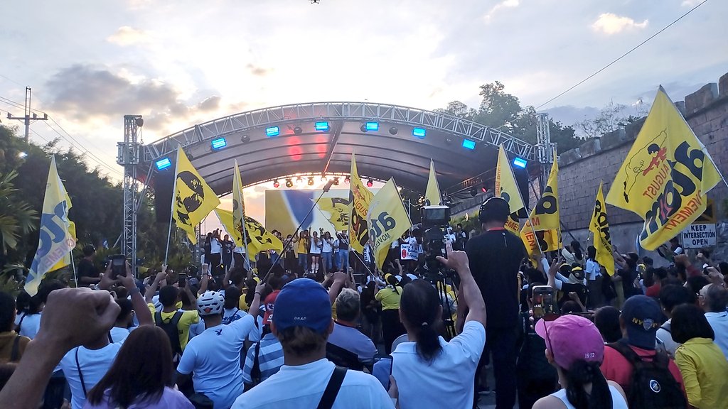 CJhon_05's tweet photo. Tayo ang People Power!

#EDSA40 
#EDSAPeoplePower 
#EDSARevolution https://t.co/DcaZ6Yocbs