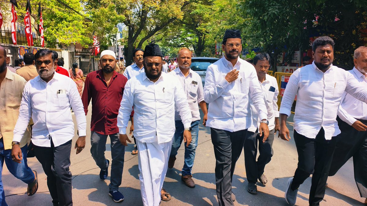 சென்னையில் மரணமடைந்த 
இந்திய விடுதலைப் போராட்ட வீரர் இந்திய கம்யூனிஸ்டு கட்சியின் முன்னோடி தோழர் இரா நல்லக்கண்ணு அவர்களின் இறுதி நிகழ்வில் தலைவர் பேராசிரியர் MH ஜவாஹிருல்லாஹ் அவர்களுடன்.