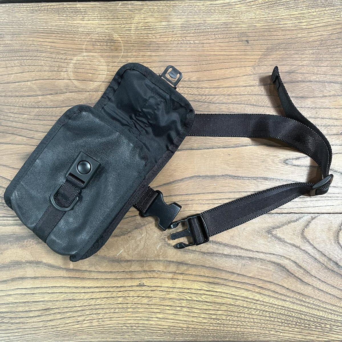 新作の本革で仕立てたタクティカルバンダリア1連ポーチです。 しっとり