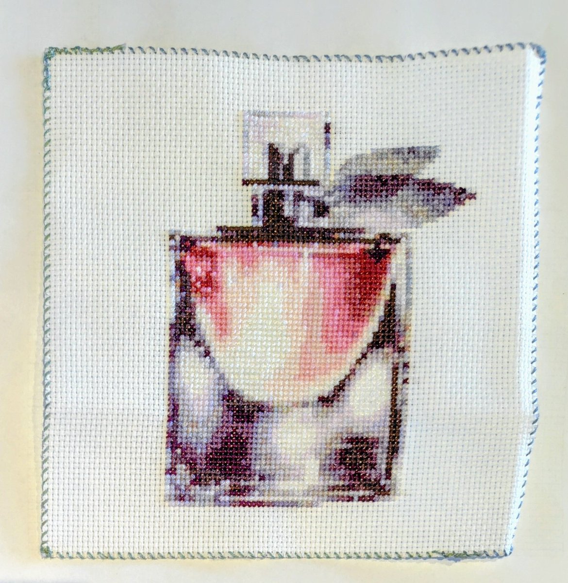 本日の完成。 自作図案 16カウント 75 × 50 ステッチ 30色。 #クロス