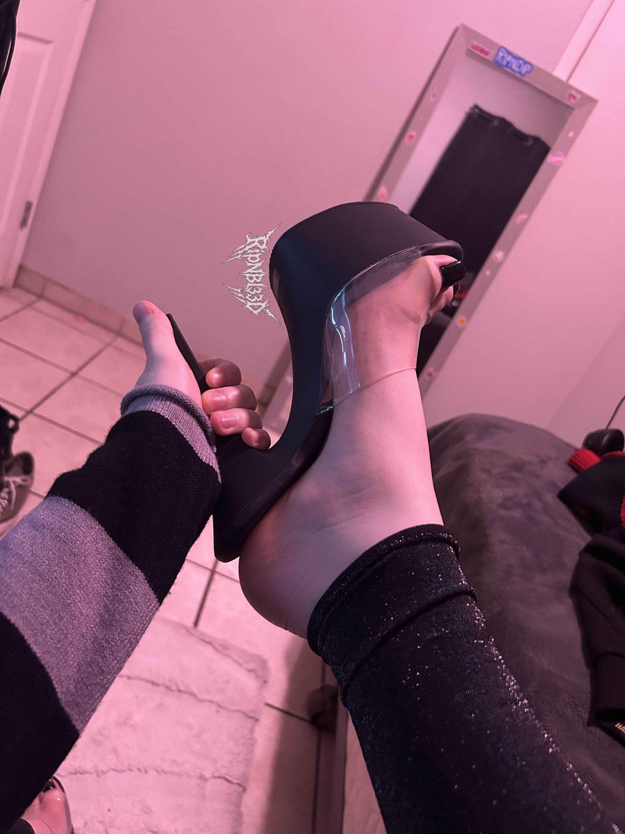 RipNBl33d's tweet photo. Notice the paw fog in my heels 🤭

Doesnt that just drive you INNNNNSANEEEE and make your cock stiff? 🤣💅🏻

Or are you too focused on my paws there lil dum dum? 🙄

Regardless, pay for my future Heels so I can rob you wearing em 💋🩷 https://t.co/OMARlMpWpz