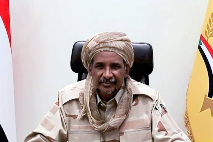 atafmohamed3's tweet photo. بنك المستقبل.. النصب والفضيحة المالية تهز ميليشيا الدعم السريع

نيالا - السوداني
كشفت مصادر متعددة عن وقوع عملية نهب منظمة لأموال المودعين في التطبيق المصرفي الإلكتروني المعروف باسم بنك المستقبل، الذي أُطلق مؤخراً في المناطق الخاضعة لسيطرة ميليشيا الدعم السريع، خاصة في إقليم دارفور.

ووفقاً للمعلومات، تم تحويل مبالغ كبيرة من حسابات العملاء البسطاء والمواطنين العاديين إلى حسابات مرتبطة مباشرة بالدائرة المالية لقوات الدعم السريع، وذلك لتمويل العمليات العسكرية، بالإضافة إلى حسابات شخصية تعود لأقارب قائد القوات وأفراد من حرسه الخاص.

من بين الأسماء التي ذُكرت في سياق التحويلات (الدائرة المالية لقوات الدعم السريع -لتمويل العمليات العسكرية، والحساب الخاص بموسى حمدان دقلو -شقيق حميدتي. والحساب الشخصي لمحمد جمعة دقلو جنيد - الحرس الشخصي لحميدتي).

جاءت هذه العملية، بحسب الروايات، بتوجيه مباشر من قيادة الميليشيا، في محاولة يائسة لتغطية تكاليف الرواتب والمصروفات التشغيلية لعناصرها، وسط تصاعد الاحتجاجات الداخلية داخل صفوف الميليشيا بسبب تأخر صرف المرتبات وتدهور الأوضاع المعيشية.

في خطوة لاحقة لاحتواء تداعيات الفضيحة، أوقفت الجهة المشغلة للتطبيق خدماته بشكل كامل، مما حال دون تمكن العملاء من الوصول إلى حساباتهم أو متابعة معاملاتهم، في محاولة واضحة لمنع انتشار الشكاوى والضغط الشعبي المتزايد.

يُذكر أن بنك المستقبل أُعلن عنه كبديل مصرفي إلكتروني في مناطق سيطرة الدعم السريع، بعد انهيار النظام المصرفي التقليدي في تلك المناطق. وقد روّج له كحل لأزمة السيولة النقدية وتسهيل التحويلات، إلا أن التجربة سرعان ما تحولت إلى مصدر جديد للنصب، حيث وصفتها بعض المصادر بأنها احتيال منظم ونهب مقنع لأموال المواطنين تحت غطاء خدمات مصرفية.

هذه الحادثة تضيف إلى سلسلة الاتهامات الموجهة للميليشيا باستغلال الموارد المالية والاقتصادية لتمويل الحرب، وسط معاناة اقتصادية وإنسانية غير مسبوقة يعيشها السكان في مختلف أنحاء البلاد  بسبب الدمار الذي تمارسه الميليشيا.
