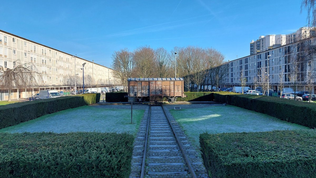 leparisien_93's tweet photo. Deux croix gammées taguées dans l’ancien camp d’internement de Juifs à Drancy
➡️ https://t.co/ydeOqd0SBk https://t.co/todoWlEfmw