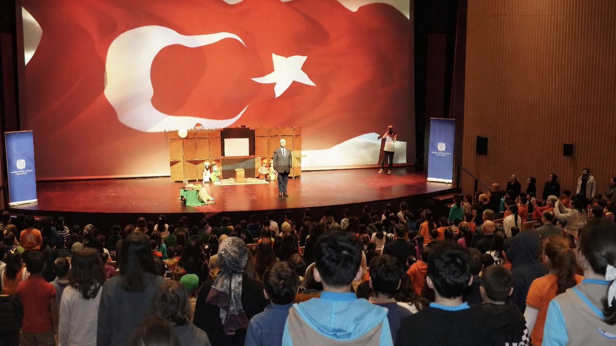 🎭 26 Şubat Dünya Masal Anlatma Günü kapsamında Atatürk Kültür Merkezi Taksim Sahnesi’nde düzenlenen II. Masal ve Meddah Şenliği programı, Temel Eğitim Genel Müdürümüz Sayın Ebubekir Sıddık Savaşçı ve İl Millî Eğitim Müdürümüz Murat Mücahit Yentür’ün katılımıyla gerçekleştirildi.