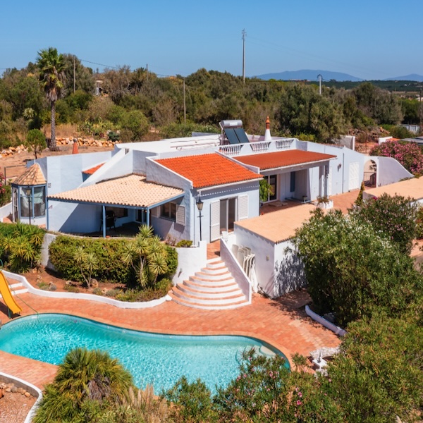 algarve_news's tweet photo. 5 Bedroom single storey countryside villa with pool, near Espiche.
https://t.co/Fpw1yEVzKn
#espiche #singlestoreyvilla #countrysidevilla #villawithpool #familyvilla #propertyforsale #realestate #investmentproperty #Algarve https://t.co/9ThRTtgJge