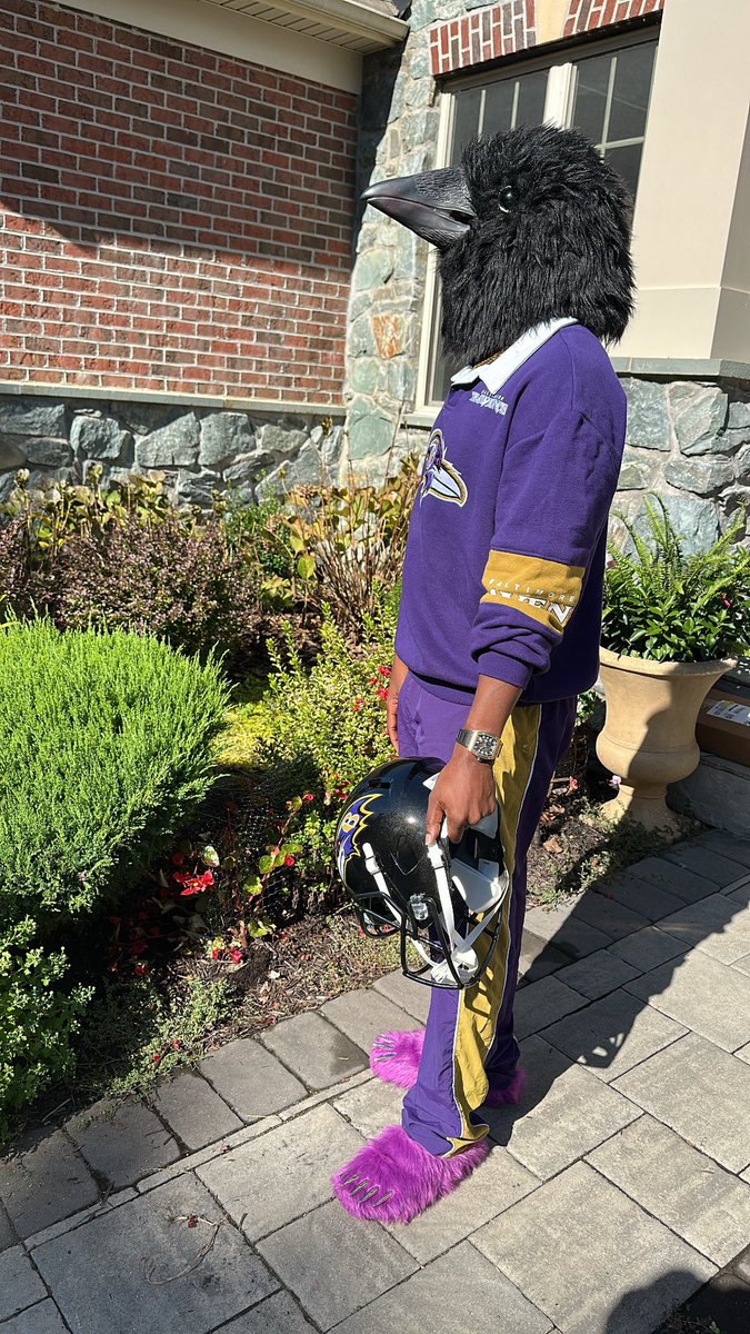 Flxmingoz's tweet photo. Patiently waiting for the Lamar Jackson extension https://t.co/ieZQWfihm8
