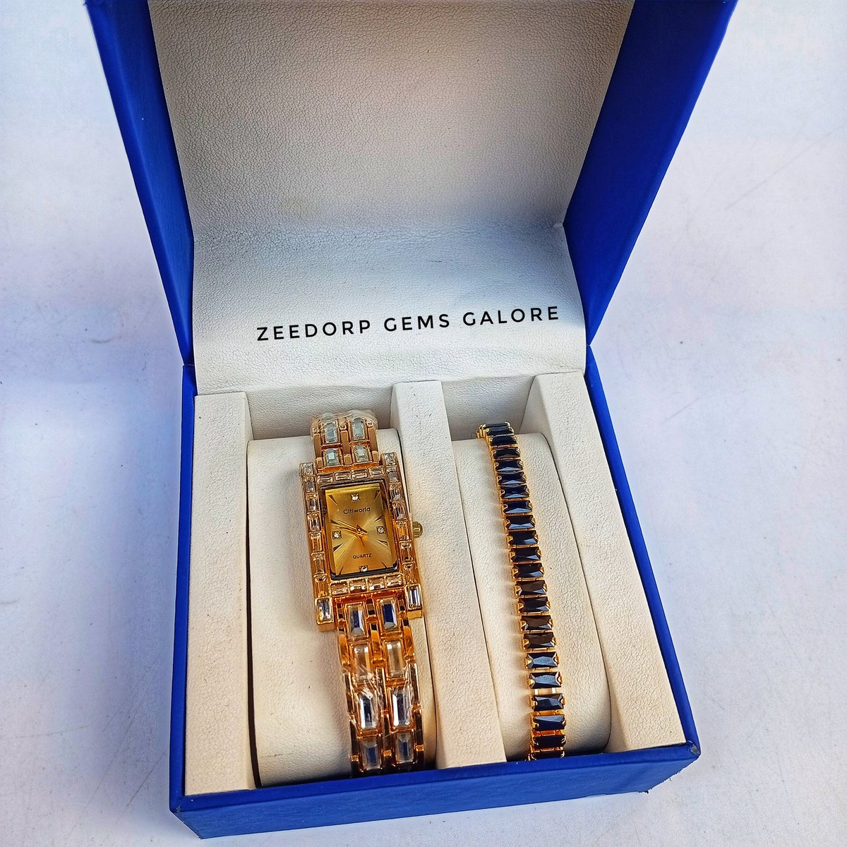 Please help retweet, when you come across it. 

Wristwatch and tennis bracelet 

Price: 16,000

Thinking of a gift for yourself or for your loved ones, here is one.

Location: Lagos.

Send a DM to shop or click on the link in our bio.