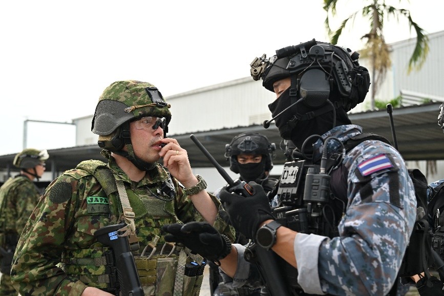 jgsdf_gcc_pao's tweet photo. ＃タイで開催中の多国間共同訓練「#コブラゴールド２６」。
#陸上総隊は、ウタパオ海軍基地において、タイ🇹🇭・米🇺🇸及び関係機関等と連携し＃在外邦人等の保護措置に係る訓練を実施しました。
本訓練では、緊急事態における邦人等の受入れ・警護、迅速な退避と安全確保のための技術向上を図るとともに多国間連携を深めました。🇹🇭🇺🇸🇯🇵
#CG26 #CobraGold26