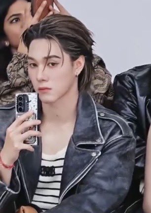 หน้าตาแบบนี้กี่ปีจะมีหนอ่ะ ไม่รู้จะสรรหาคำไหนมาอวยแล้วจริง ๆ นานิหน้าตาดีมาก ชุดผมส่งสุด ๆ แล้วตาก็เหมือนกรีดอายไลน์เนอร์อยู่ตลอดอีก โคตรจะ 😖