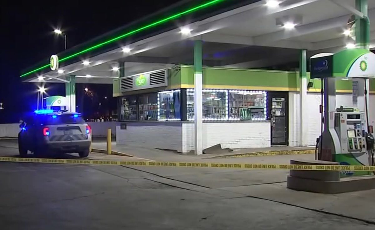 Dannic44's tweet image. Five people rushed to hospitals after a mass shooting at a gas station on South Stony Island Avenue.
@ChicagosMayor and @GovPritzker are too busy fighting @ICEgov to protect illegal immigrants instead of protecting the citizens they were elected to serve.
@FlipChicagoRed
#VoteRed