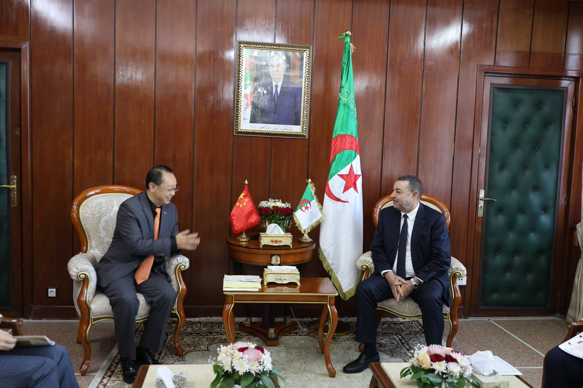 🔶استقبل وزير الداخلية والجماعات المحلية والنقل، #السعيد_سعيود، مساء اليوم الخميس  بقصر الحكومة،  سفير جمهورية الصين الشعبية لدى الجزائر، دونغ قوانغلي.

🔶وشكّل هذا اللقاء مناسبة للتذكير بجودة العلاقات بين البلدين واستعراض مجالات الاهتمام المشترك، كما  تباحث الجانبان سبل تعزيز