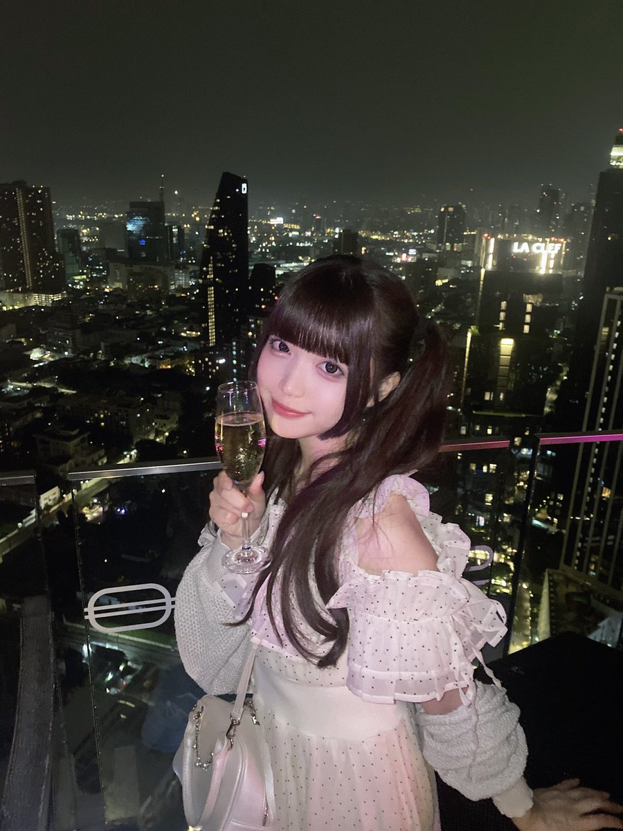 hinano_sak122's tweet photo. いきなりタイの夜景あげてみる🇹🇭🥂 https://t.co/NcQ4xpXr6r