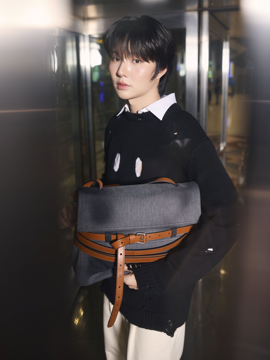 ซูม Airport Look ของ เก่ง หฤษฎ์  และ น้ำปิง นภัสกร  เตรียมเข้าร่วมชมโชว์ Moschino Autumn/Winter 2026 ณ กรุงมิลาน ประเทศอิตาลี
.
โดยทั้งคู่ มาในลุคจาก Moschino เก่ง แมทช์เสื้อแจ็กเกต button-fastening flap-pocket jacket กับกางเกงโทนสีเดียวกัน ส่วน น้ำปิง นภัสกร โดดเด่นในสเวตเตอร์