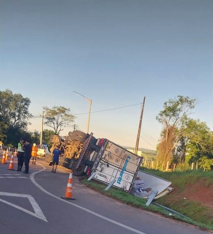 Altosnoticiasp1's tweet image. #PARAGUAY
INGENIEROS NO SABEN LO QUE ES #PERALTE

▪️Vuelco en la rotonda de la Ruta PY02 de un camión que transportaba carne. En ese mismo lugar ya se han producido incidentes anteriores.