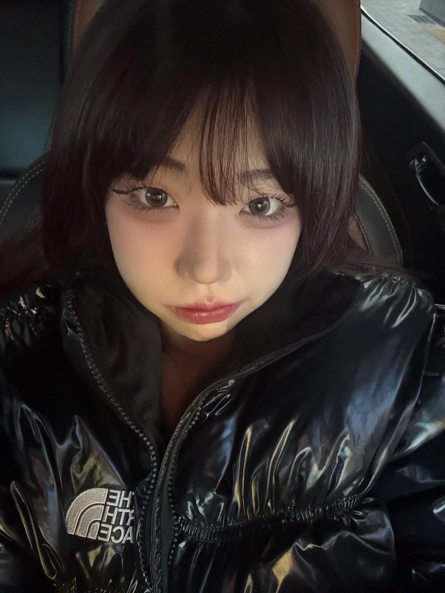 me_5_6's tweet photo. 밀린 사진 올리기 ~_~ 이번 네일 짱 맘에 들오 우하하 자기 전에 디엠 할 짜람 구함 #맘눌뎀 https://t.co/CgTAD9YEZX