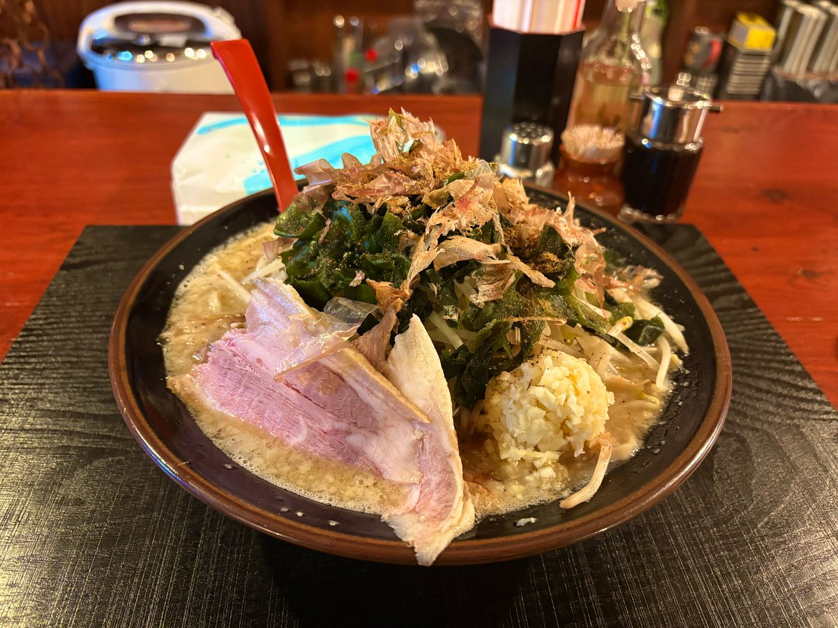 sinn_58's tweet photo. 二郎の日に天神矢。
魚屋豚二郎
カラメマシ

着丼してすぐにフワッと鰹節のいい香りに誘われる。
スープを飲むと味噌ベースの濃厚さはありつつ、グイグイ食べれる不思議な感覚。
ワカメとモヤシも相性抜群で二郎系なのにサッパリ食べれて罪悪感ゼロ。
ニャンとも美味しい限定麺でした。
ご馳走様です。 https://t.co/o3uHmranQJ