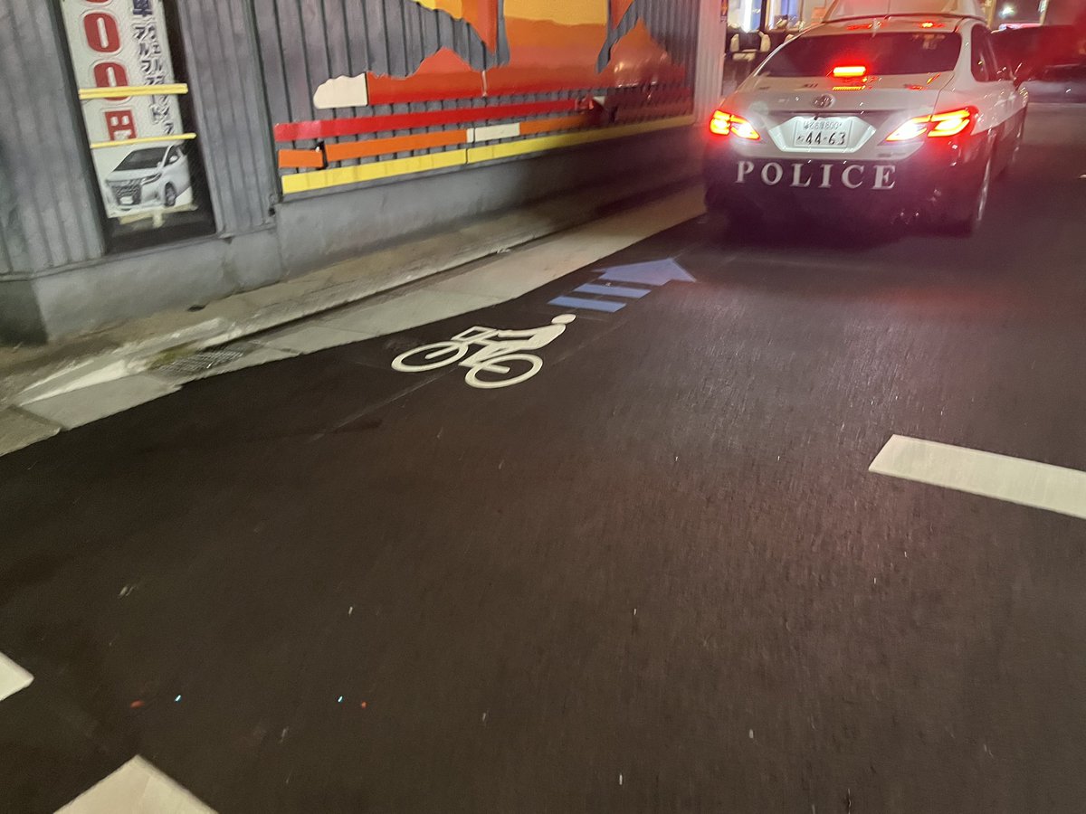 「逆に貴方のお名前は」と聞き返しても「言う必要がない」とのこと。運転手がどこにもいないぞ、自転車通行帯の上に駐車しておりさらに横断歩道にも接しており危険、と言っても「危険じゃない」としか言わない。5分間愛知県警の指導をしていると違反者がようやく戻ってきてそのまま車で逃げて行った。