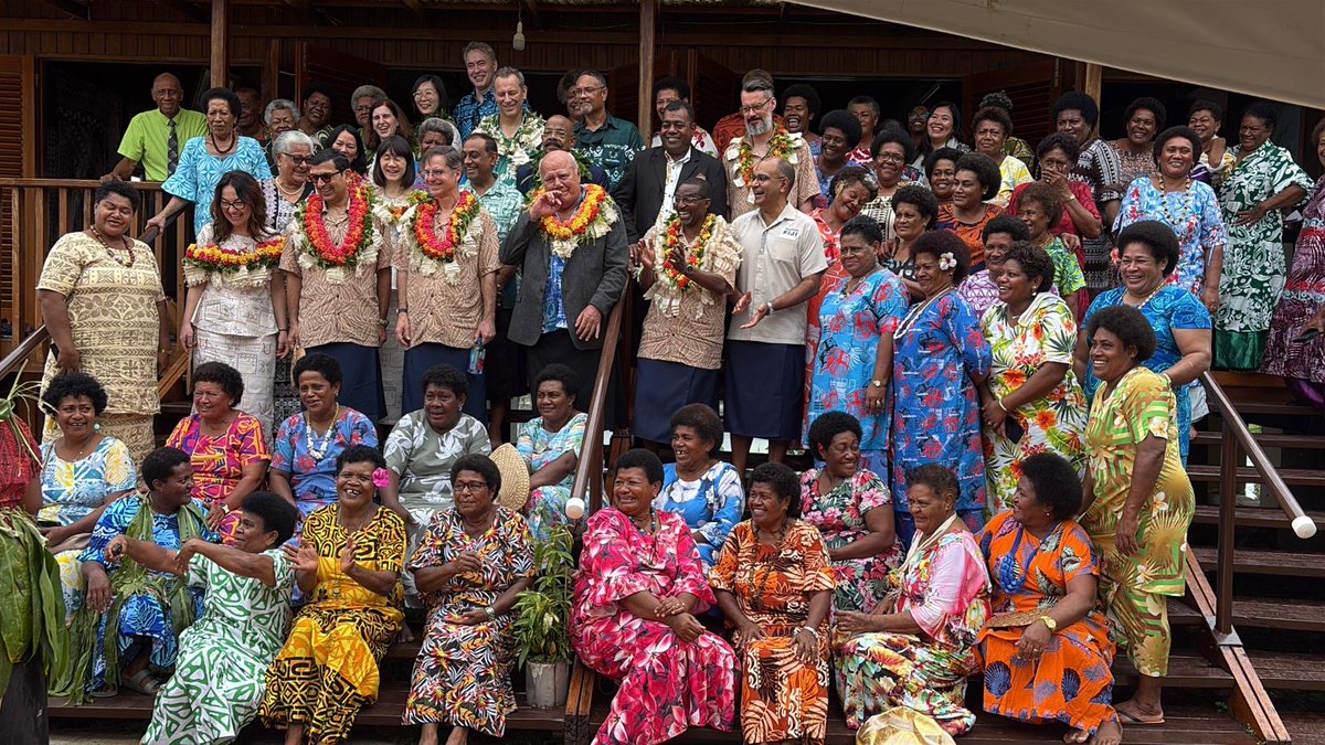 Hosted by Deputy PM Viliame Gavoka, three @WorldBankGroup VPs began their Vanua Levu visit at the Nai Soqosoqo Vakamarama Women’s Center—meeting women entrepreneurs supported by #Fiji’s Tourism Development Program (Na Vualiku).

Turning resilience into #jobs across the #Pacific.