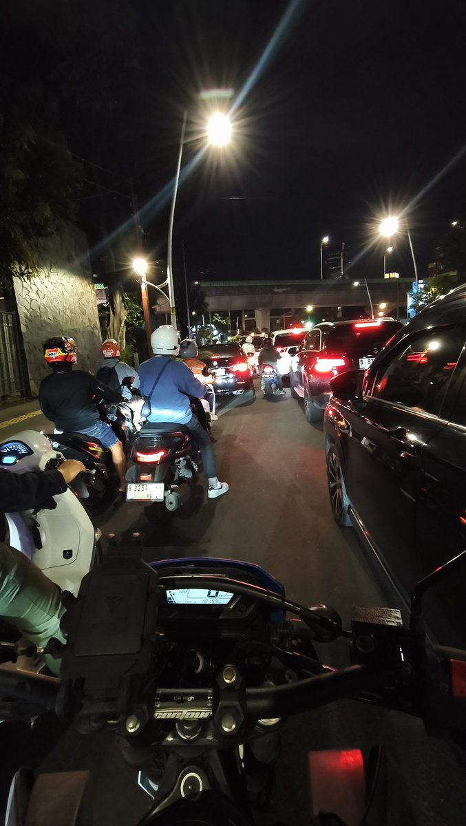 DuaBelasBe's tweet photo. Jadi gue hari ini kan lgi bawa motor, buka puasa di blok m. Pulang pulang gue naik TJ dan baru sadar gue hari ini bawa motor pas udh di bunsen ☺️ #Cerdas #Cermat #IndonesiaEmas2045 https://t.co/wWc6XGRJQu