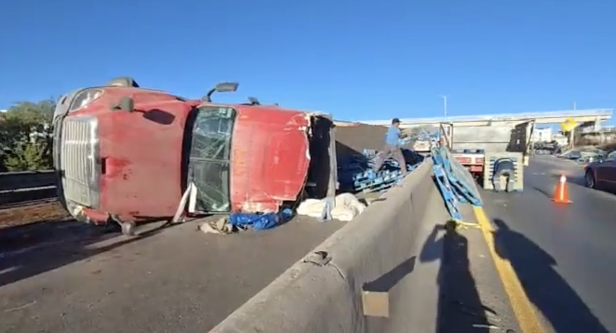 🚨 #Zacatecas | Volcadura de tráiler en Tránsito Pesado esta mañana (6:40 am). La unidad transportaba tarimas. Paramédicos de @PcivilZac atendieron a dos personas lesionadas, entre ellas una menor.

Link: direccioneszac.com/volcadura-de-t…
