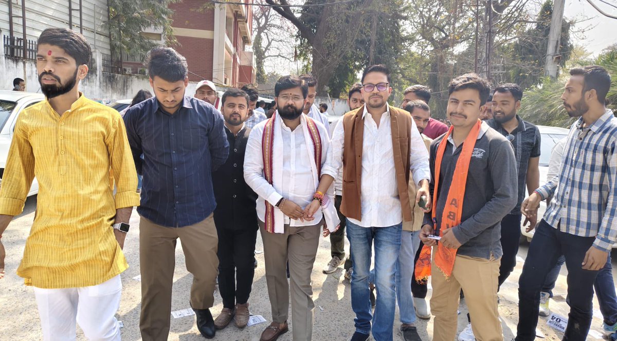 DrVirendraSS's tweet photo. पटना विश्वविद्यालय छात्रसंघ चुनाव के निमित्त आज विभिन्न कॉलेज परिसरों में छात्र साथियों से आत्मीय मुलाकात एवं संवाद का अवसर मिला। कैंपस की जमीनी समस्याओं—शैक्षणिक सुविधाओं, पारदर्शी प्रशासन, छात्र सुरक्षा और अवसरों के विस्तार—पर विस्तृत चर्चा हुई।

अभाविप का ‘सेंट्रल पैनल’ केवल चुनाव नहीं, बल्कि एक सकारात्मक परिवर्तन का संकल्प लेकर मैदान में है। हमारा लक्ष्य है — छात्र हित सर्वोपरि, मजबूत प्रतिनिधित्व और जवाबदेह नेतृत्व।

सभी छात्र-छात्राओं से आग्रह है कि अपने मताधिकार का प्रयोग करें और अभाविप के सभी प्रत्याशियों को समर्थन देकर एक सशक्त, सक्रिय और विकासोन्मुख छात्रसंघ का निर्माण करें।

आपका एक वोट, विश्वविद्यालय के भविष्य की मजबूत नींव। 🚩

#ABVP33814 | #ABVP4PUSU
#ABVPForStudents