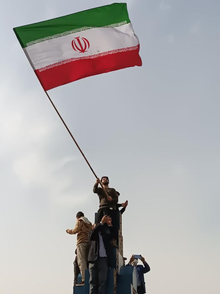 سرود عزت یک ملت در سایه ی پرچمش معنا می شود. 
پرچم ایران، همیشه با افتخار در اهتزاز.
#جانم_فدای_پرچم
#بورا_ایراندی