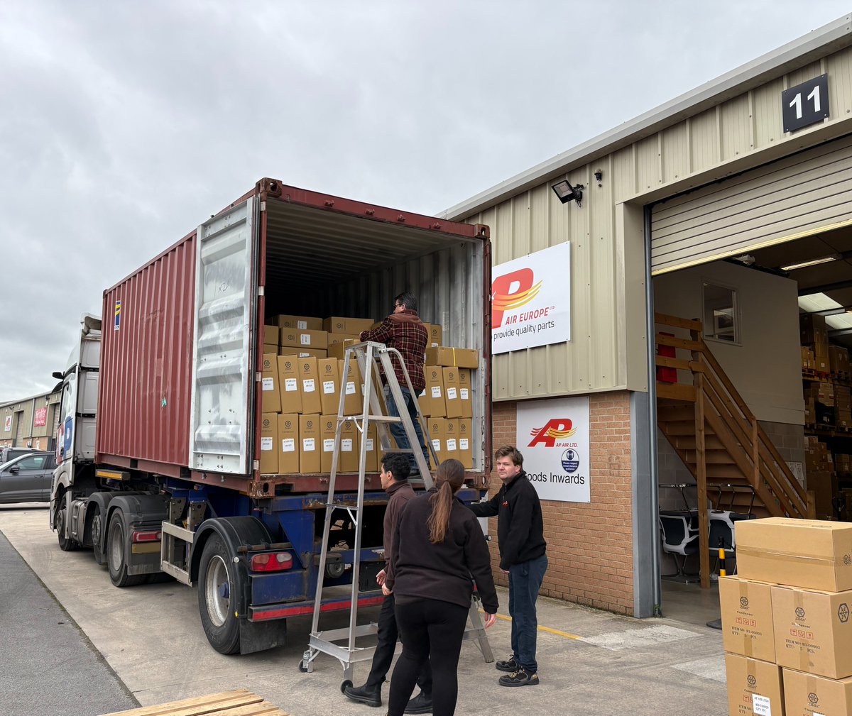 APAIRLtd's tweet image. 🌤️📦 Yesterday’s container unload and it was a dry one to boot which made everyone happy!
#stockedup #condensers #evaporators #airconparts #acspares #warehouse #delivery