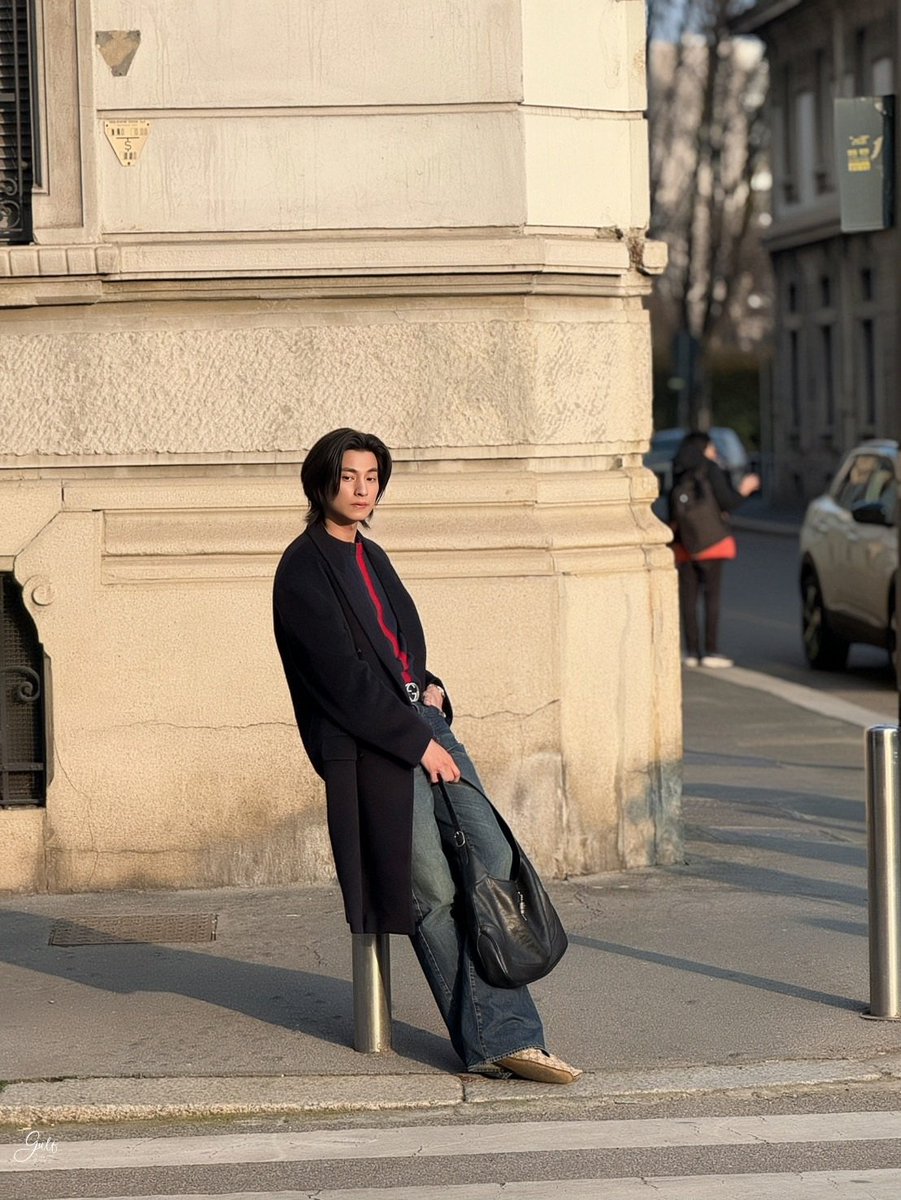 Gulfkanawutofc's tweet photo. หล่อระยะไกล ไกลแค่ไหนก็เห็นความหล่อชัดเจน 🤩

GULF GO MILAN FOR GUCCI
#GULFxGucciMFW26
#GucciPrimavera 
#GuccixGulf #MFW​
#Gucci​ #GulfKanawut https://t.co/kWfsuDKMZW